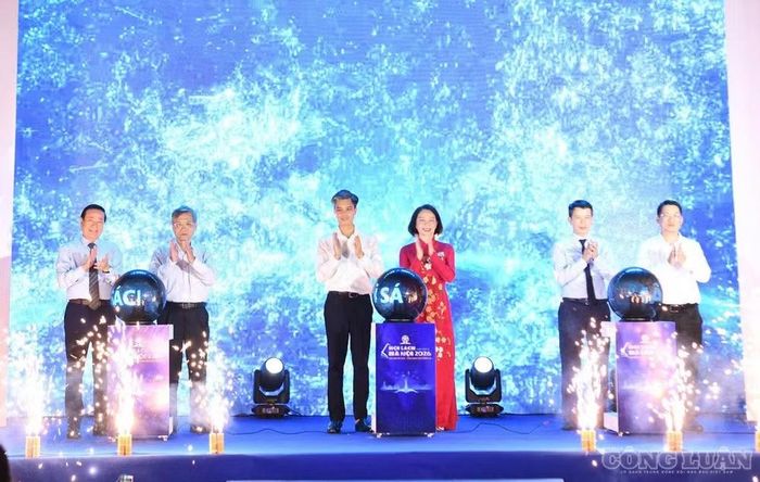 Bà Vũ Thu Hà (áo dài đỏ giữa ảnh) cùng các đại biểu bấm nút khai mạc Hội Sách. Ảnh Diệu Linh