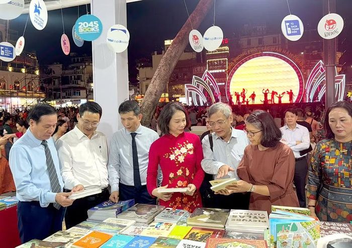 Bà Vũ Thu Hà đi tham quan các gian hàng. Ảnh Diệu Linh