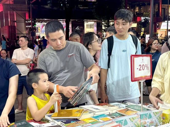 Độc giả đủ mọi lứa tuổi tham quan các gian hàng. Ảnh Diệu Linh