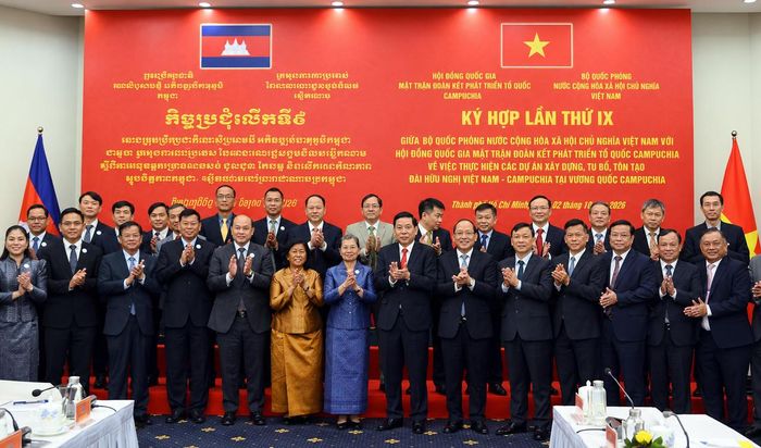 Đoàn đại biểu Việt Nam và Campuchia chụp ảnh lưu niệm tại Kỳ họp lần thứ IX.