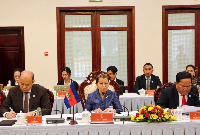 Bà Samdech Men Sam An, Chủ tịch Hội đồng Quốc gia Mặt trận Đoàn kết Phát triển Tổ quốc Campuchia phát biểu tại Kỳ họp.