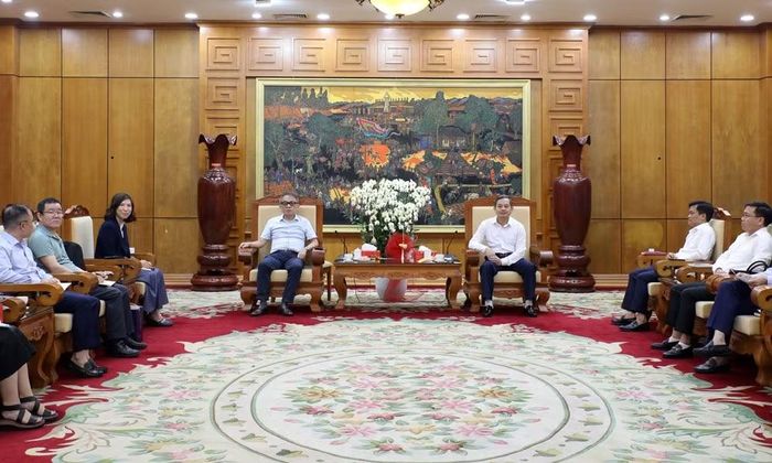 Ông Phạm Hoàng Sơn - Chủ tịch UBND TP. Bắc Ninh (bên phải) - chủ trì buổi làm việc với Công ty trách nhiệm hữu hạn Khoa học kỹ thuật AVC Việt Nam.