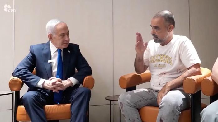 Ông Yaniv Hayun trò chuyện cùng Thủ tướng Israel Benjamin Netanyahu. (Ảnh: Reuters)