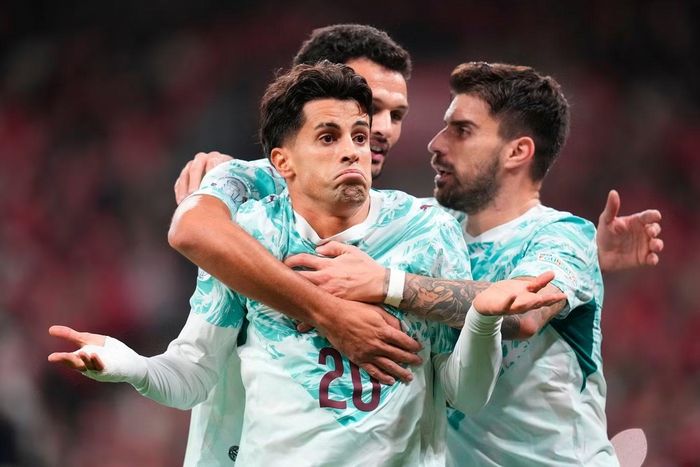  Joao Felix (giữa) ăn mừng sau khi ghi bàn ấn định thắng lợi cho Bồ Đào Nha. 