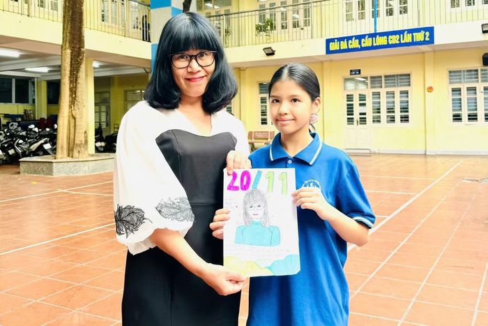 Hiệu trưởng trường Tiểu học và THCS Chương Dương cho rằng đôi khi trẻ chưa cần một giải pháp, mà trước hết cần một người chịu ngồi nghe hết câu chuyện. Ảnh: Hiệu trưởng trường Tiểu học và THCS Chương Dương và học sinh trong các hoạt động ngoại khóa.