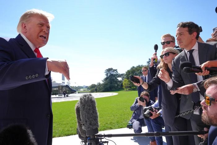 Tổng thống Mỹ Donald Trump phát biểu với báo chí tại sân Nhà Trắng, trước khi lên trực thăng ngày 1/10. (Ảnh: AP)