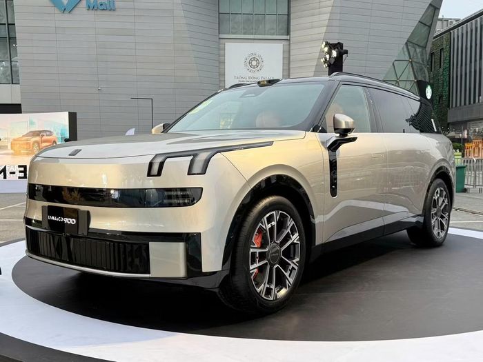 Lynk & Co 900 có giá niêm yết 3,069 tỷ đồng tại Việt Nam.