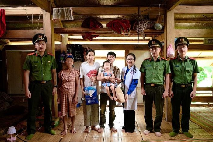 Đoàn trực tiếp thăm tặng quà (1tr tiền mặt + sữa) cho em Thảo.