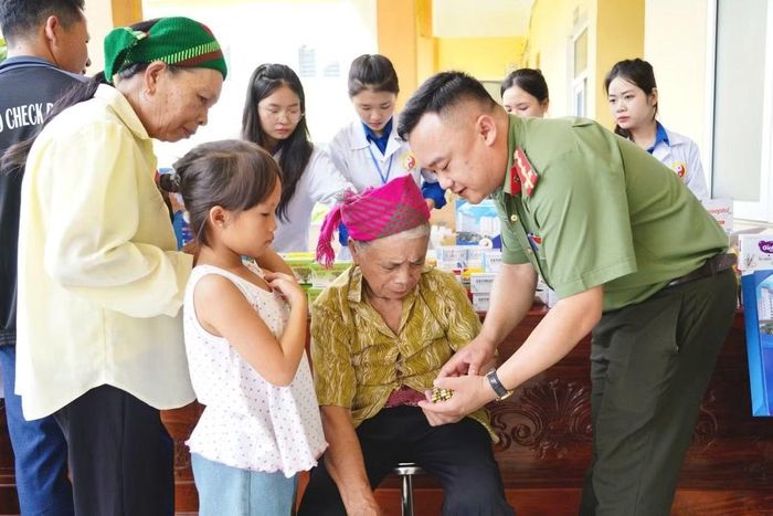 Công tác cấp phát thuốc.
