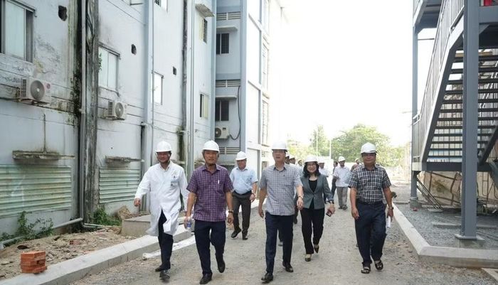 Chủ tịch UBND tỉnh Vĩnh Long Trần Trí Quang kiểm tra dự án Bệnh viện Đa khoa Vĩnh Long giai đoạn 2. Ảnh: Phạm Hân