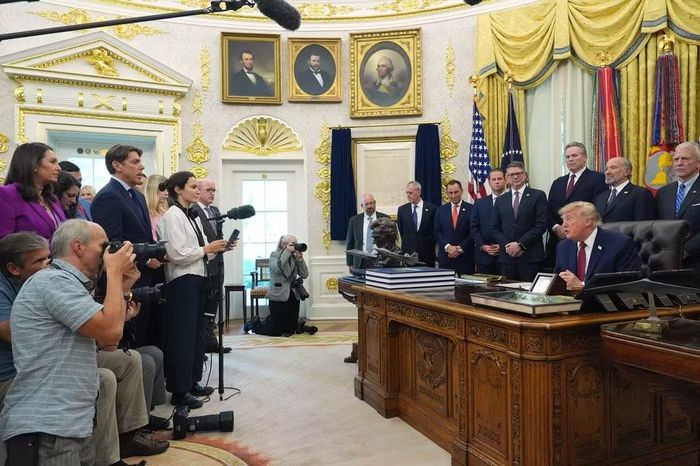 Tổng thống Mỹ Donald Trump trong một cuộc trao đổi với báo chí tại Phòng Bầu dục. (Ảnh: AP)