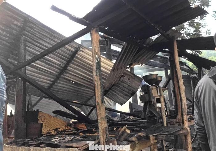Hệ thống máy xay xát lúa của gia đình bị thiêu rụi hoàn toàn.