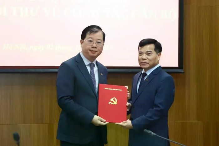  Tổng Giám đốc Đài Truyền hình Việt Nam Nguyễn Thanh Lâm trao quyết định cho ông Đinh Đắc Vĩnh. Ảnh: VTV. 