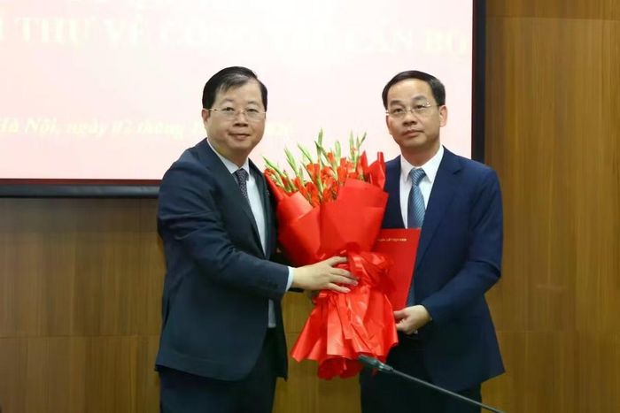  Tổng Giám đốc Đài Truyền hình Việt Nam Nguyễn Thanh Lâm trao quyết định cho ông Lê Quyền. Ảnh: VTV. 