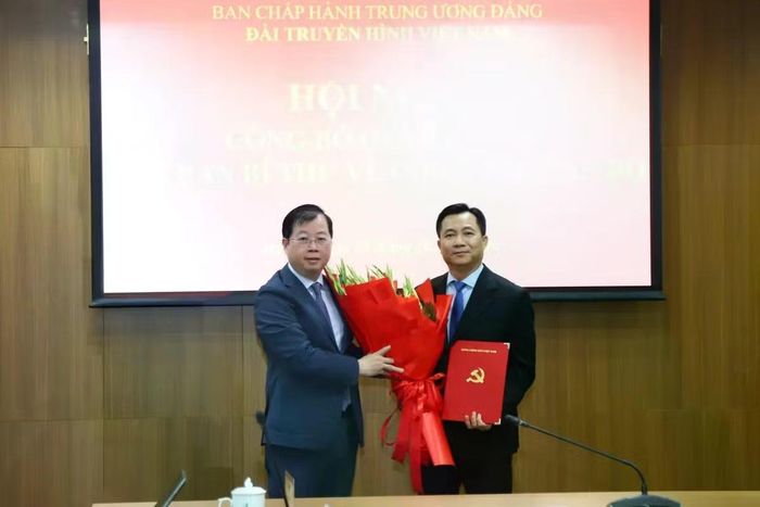  Tổng Giám đốc Đài Truyền hình Việt Nam Nguyễn Thanh Lâm trao quyết định cho ông Đỗ Thanh Hải. Ảnh: VTV. 