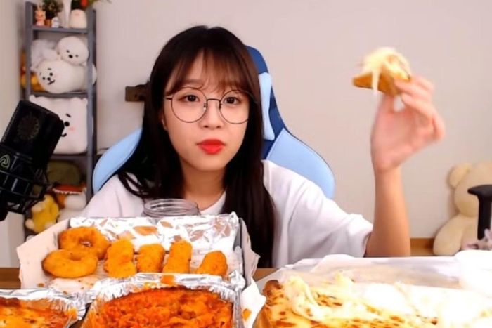 Tzuyang - YouTuber nổi tiếng với khả năng ăn uống không giới hạn, đang tính chuyển hướng trước quy định mới của YouTube.