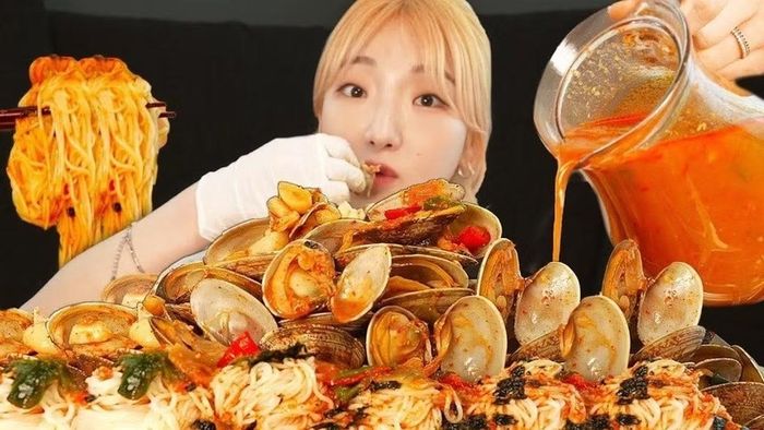 Heebab từng kiếm được hơn 100 triệu won/tháng chỉ bằng biểu diễn ăn uống.