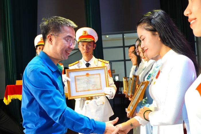 Anh Nguyễn Tường Lâm - Bí thư Trung ương Đoàn trao thưởng cho cán bộ Đoàn đạt giải tại Hội thi.