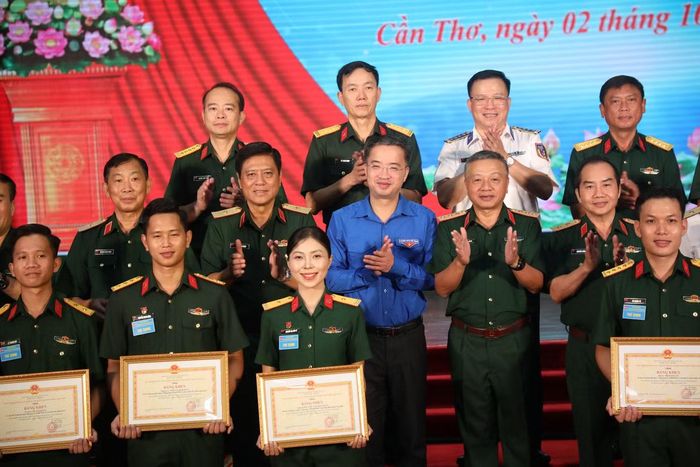 Ban tổ chức trao thưởng, giấy chứng nhận cho các tập thể, cá nhân có thành tích xuất sắc ở các nội dung thi. Ảnh: Nhật Huy
