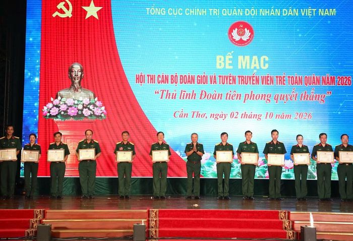 Thượng tướng Lê Quang Minh - Phó Chủ nhiệm Tổng cục Chính trị QĐND Việt Nam trao thưởng cho các tập thể, cá nhân có thành tích xuất sắc.