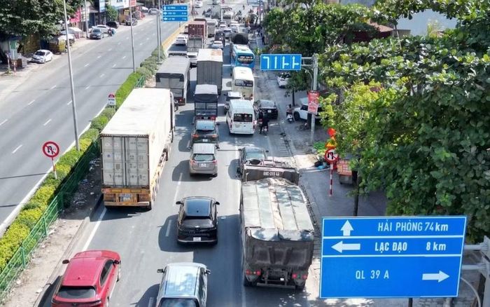 Mỗi ngày, có gần 14.500 xe tải di chuyển trên quốc lộ 5.