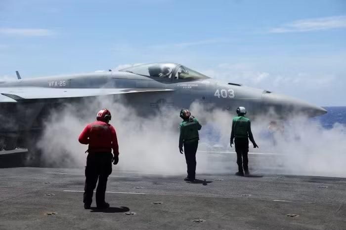 Một chiếc tiêm kích F-18 trên tàu sân bay USS Theodore Roosevelt ở vùng biển phía Nam quần đảo Hawaii vào tháng 7/2026. Ảnh: Reuters.