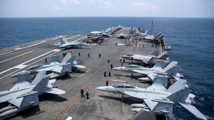 Các thủy thủ Mỹ trên tàu sân bay USS George Washington khi tàu di chuyển qua Biển Ảrập để hỗ trợ các hoạt động quân sự của Mỹ trong cuộc chiến với Iran, ngày 20/8/2026. Ảnh: US Navy.