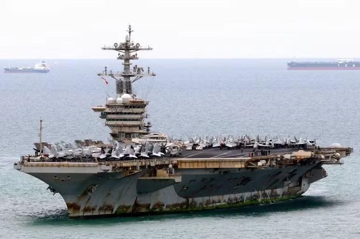 Tàu sân bay chạy bằng năng lượng hạt nhân USS Abraham Lincoln của Hải quân Mỹ di chuyển vào neo đậu tại cảng nước sâu Laem Chabang ở tỉnh Chonburi của Thái Lan, ngày 2/9/2026. Ảnh: EPA.