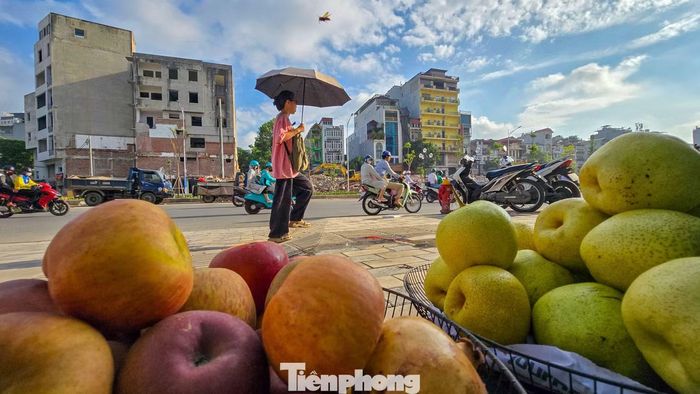 Hoa quả đã được bày kín quầy, song khách mua hiện chủ yếu là người dân quanh khu vực. Người bán cho biết nhiều người vẫn chưa quen với vị trí mới sau khi tuyến đường thay đổi.