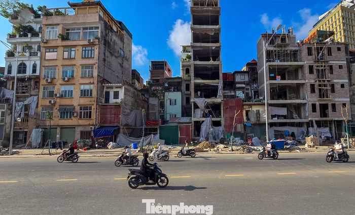Sau giải phóng mặt bằng, diện mạo hai bên tuyến đang dần hình thành. Nhiều căn nhà có mặt tiền không đồng đều, một số hộ vẫn sửa chữa, hoàn thiện công trình.