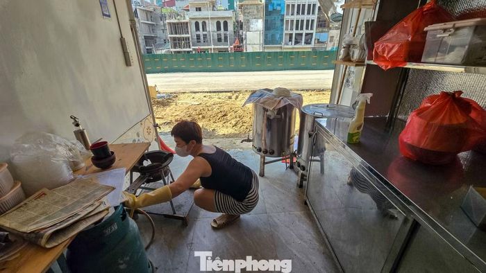 Một số hàng quán trên phố Đê La Thành bắt đầu dọn dẹp để mở cửa trở lại sau hơn ba tháng tạm nghỉ. Chủ quán cho biết thời gian thi công, bụi nhiều không có khách vào ăn nên gia đình phải tạm đóng cửa.
