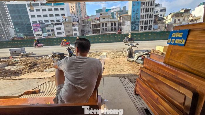 Một cửa hàng nội thất mới hoạt động trở lại vài ngày nhưng lượng vắng khách do đường vào chưa thuận tiện, chưa có điểm đỗ xe.