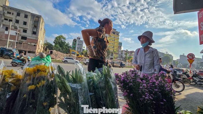 Một tiểu thương thuê vị trí bán hoa, quả tươi với giá hơn 3 triệu đồng mỗi tháng. Điểm bán mới hoạt động vài ngày nhưng lượng khách còn thấp.