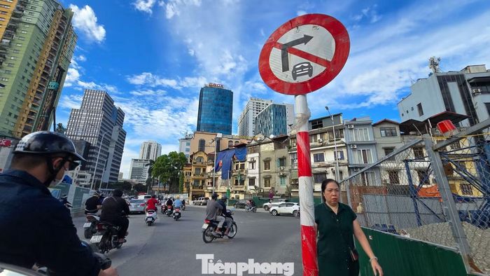 Hệ thống biển báo và hướng dẫn giao thông được bố trí dọc tuyến, người dân đang dần làm quen với hướng lưu thông và các điểm rẽ trên tuyến đường mới.