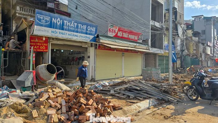 Tại một số vị trí, vỉa hè và phần đường trước cửa hàng chưa hoàn thiện, vật liệu xây dựng còn ngổn ngang, gây khó khăn cho việc đi lại và kinh doanh.