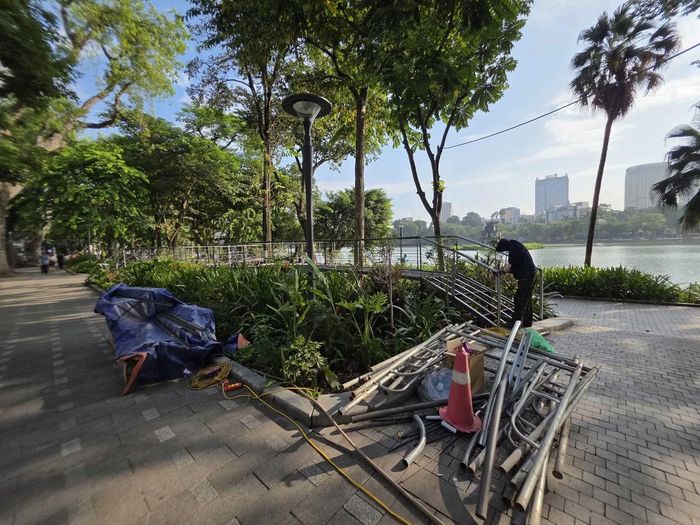 Hình ảnh cầu cạn đang được thi công tại Hồ Hoàn Kiếm