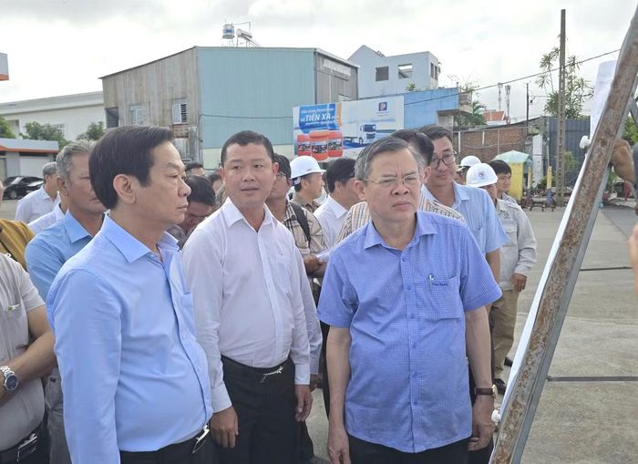 Ông Đỗ Thanh Bình - Bí thư Thành ủy Cần Thơ và lãnh đạo thành phố kiểm tra tiến độ dự án nâng cấp, mở rộng Quốc lộ 91. Ảnh: Nhật Huy