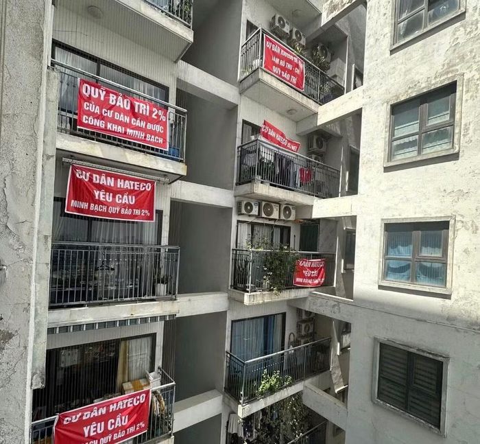 Mặt ngoài chung cư bong tróc nhưng không được sửa sang. Ảnh: Cư dân cung cấp