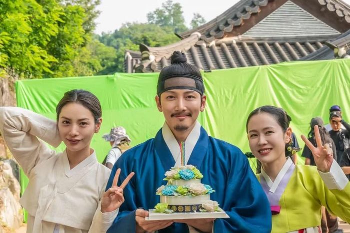  The Scandal đánh dấu lần đầu Son Ye Jin hợp tác với Ji Chang Wook và Nana. Cô dành nhiều đánh giá tốt cho hai bạn diễn. 