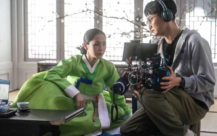 Son Ye Jin trên phim trường The Scandal. 