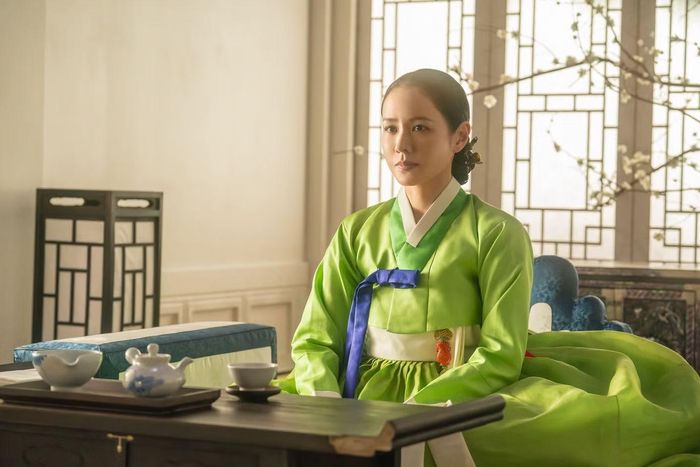 Theo Son Ye Jin, nhân vật phu nhân có thế giới nội tâm phức tạp, phải tự kiềm chế khát vọng cá nhân trong thời đại nhiều cấm kỵ.