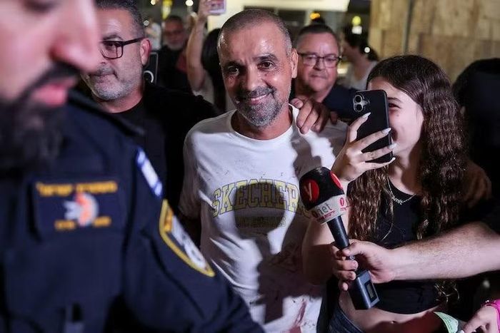 Yaniv Hayun chia sẻ cảm xúc sau khi đến sân bay Quốc tế Ben Gurion ở Lod, gần Tel Aviv, Israel, vào ngày 30/9. Ammar Awad/Reuters.