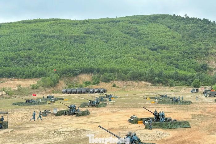 Bám sát yêu cầu nhiệm vụ, cán bộ, chiến sĩ Trung đoàn 224 tập trung rèn luyện khả năng cơ động, trình độ chỉ huy, hiệp đồng và xử trí các tình huống