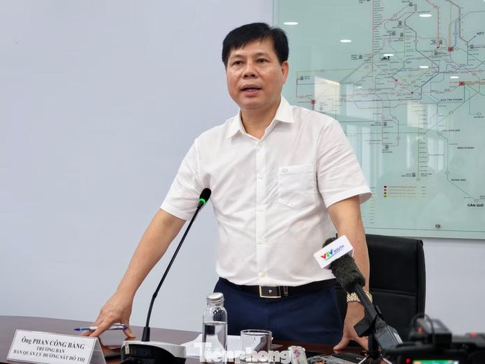 Ông Phan Công Bằng - Trưởng ban Ban Quản lý Đường sắt đô thị TPHCM - phát biểu tại buổi thông tin triển khai các dự án đường sắt đô thị sáng 2/10. Ảnh: Khoa Nam.