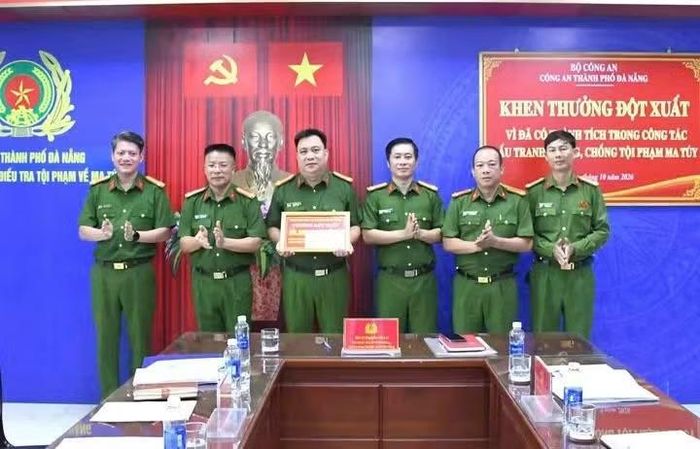 Đại tá Nguyễn Hà Lai khen thưởng đột xuất cho tập thể Phòng Cảnh sát điều tra tội phạm về ma túy (Ảnh CA)