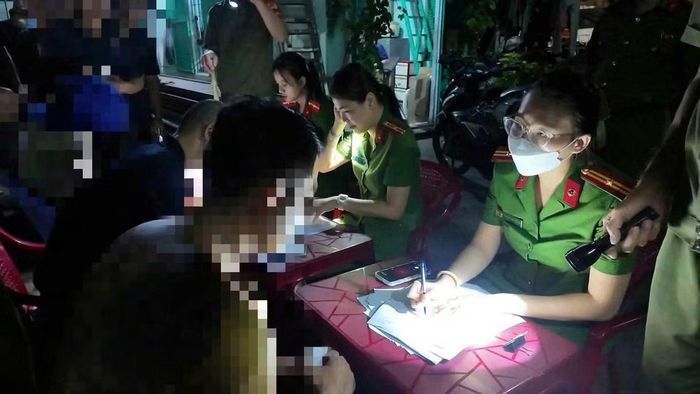 Công an phường Hòa Cường, TP Đà Nẵng kiểm tra ma túy tại chợ đầu mối (Ảnh CA)
