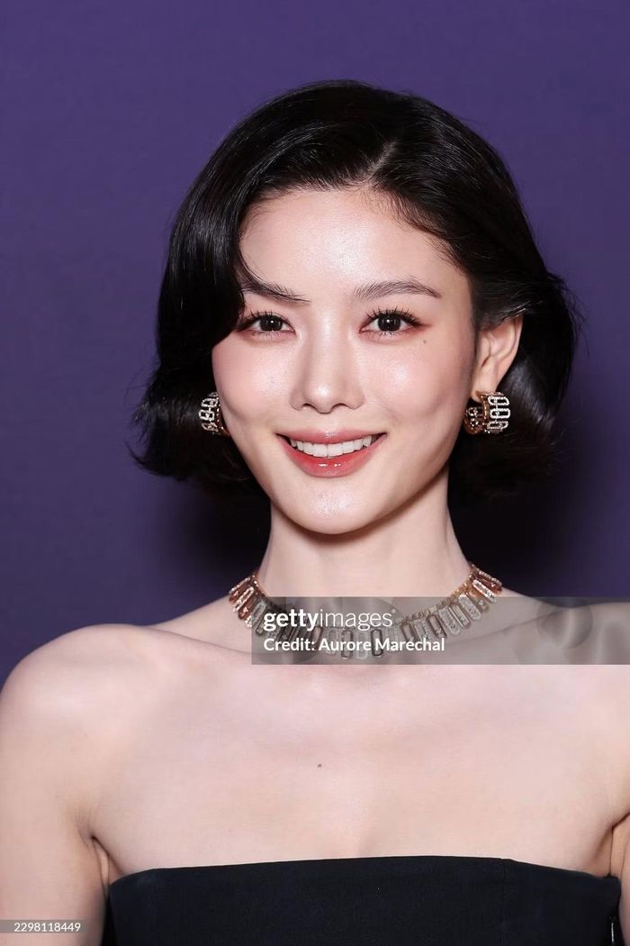  Kim Yoo Jung sinh năm 1999, nổi tiếng từ nhỏ. Cô bước chân vào showbiz khi mới lên 4 tuổi, làm người mẫu nhí, đóng quảng cáo. Nhận dự án phim điện ảnh lúc 5 tuổi, cô lọt vào mắt xanh của các đạo diễn nhờ diễn xuất tự nhiên, đáng yêu. Ngay từ thời niên thiếu, cô cùng bạn đồng niên Kim So Hyun được nhận định là tương lai của điện ảnh Hàn Quốc, khán giả ưu ái gọi là "Em gái quốc dân". 