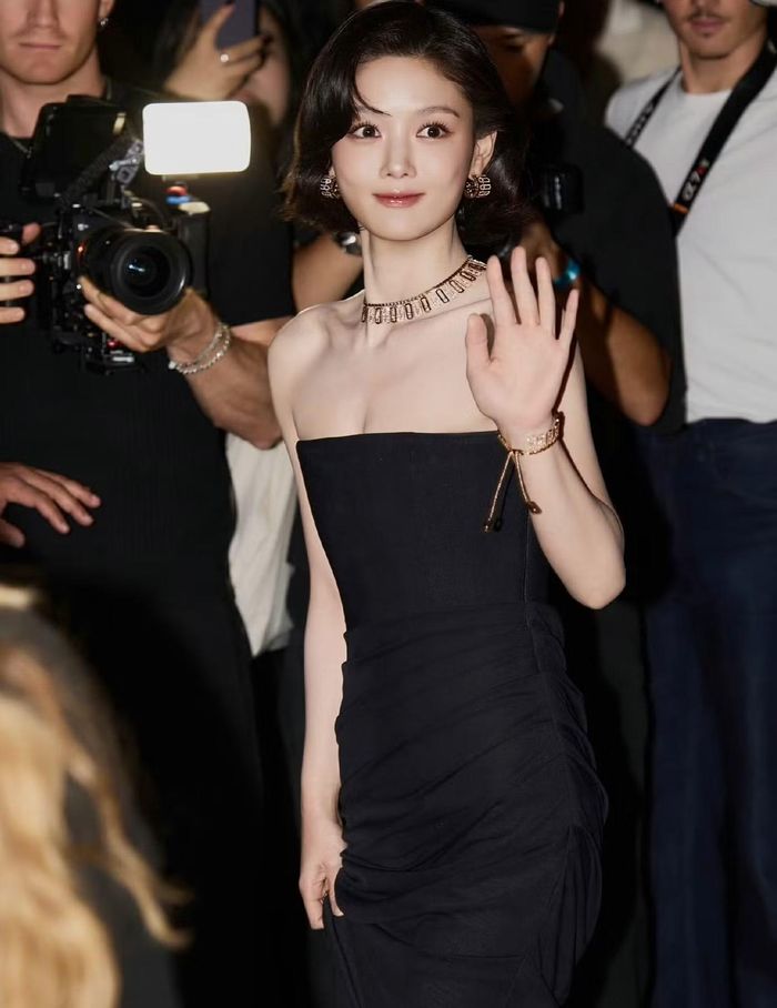  Naver đưa tin "Em gái quốc dân" Kim Yoo Jung tới Paris Fashion Week để tham dự buổi trình diễn của thương hiệu trang sức kim cương cao cấp Messika với tư cách đại sứ nhãn hàng. Nữ diễn viên gây ấn tượng mạnh với vẻ đẹp rạng rỡ, khí chất tự tin, vóc dáng nữ tính thanh lịch. Trong loạt ảnh do trang Getty Images đăng tải, nhan sắc kiều diễm của Kim Yoo Jung vẫn tỏa sáng, chinh phục khán giả. Trước đó, Getty Images luôn được xem là "hung thần" của các ngôi sao vì hình ảnh chưa qua chỉnh sửa, để lộ nhiều khuyết điểm ngoại hình. 