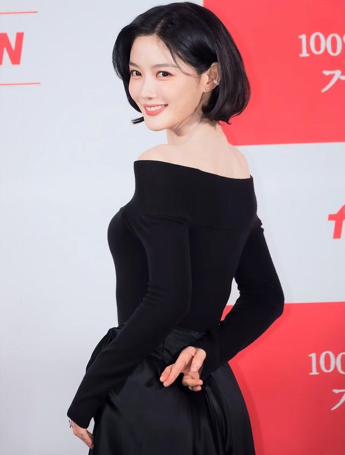  Mới đây, nữ diễn viên tham dự buổi họp báo giới thiệu dự án 100 Days Of Deception đóng cùng Park Jin Young. Phim lấy bối cảnh thời kỳ Nhật Bản chiếm đóng Hàn Quốc, xoay quanh 100 ngày đầy hiểm nguy và những bí mật. Kim Yoo Jung vào vai nữ đạo chích móc túi số một Gyeongseong (tên gọi Seoul ngày nay). Để thâm nhập vào Phủ Tổng đốc Nhật Bản tại Hàn Quốc, cô cải trang thành một thực tập sinh phiên dịch. Tại đây, cô vướng vào mối quan hệ với Kim Tae Woong, còn được biết đến với tên Nhật Sato Hideo (Park Jin Young) - phiên dịch viên mới được bổ nhiệm tại Phủ Tổng đốc, đồng thời là con nuôi của Tổng Giám chính sự Hàn Quốc. Tác phẩm dự kiến lên sóng vào ngày 10/10 trên các nền tảng tvN, TVING, Netflix. 