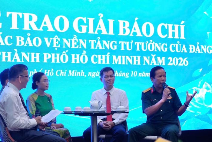 Các tác giả chia sẻ tại buổi lễ.
